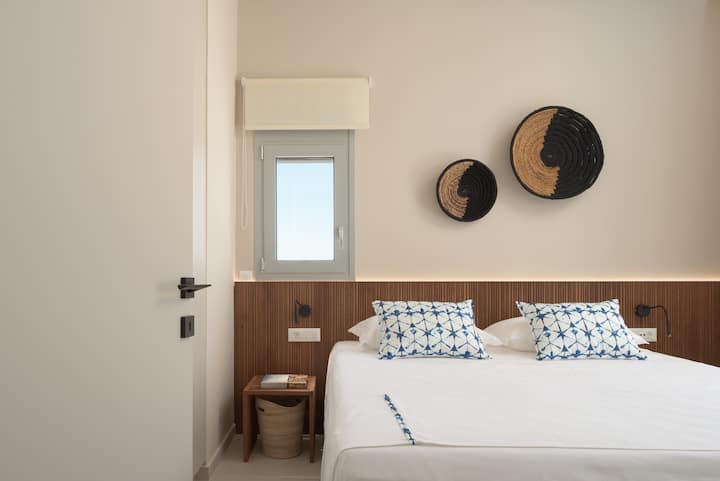 חדר השינה הכפול השלישי כולל מיטת קינג סייז.