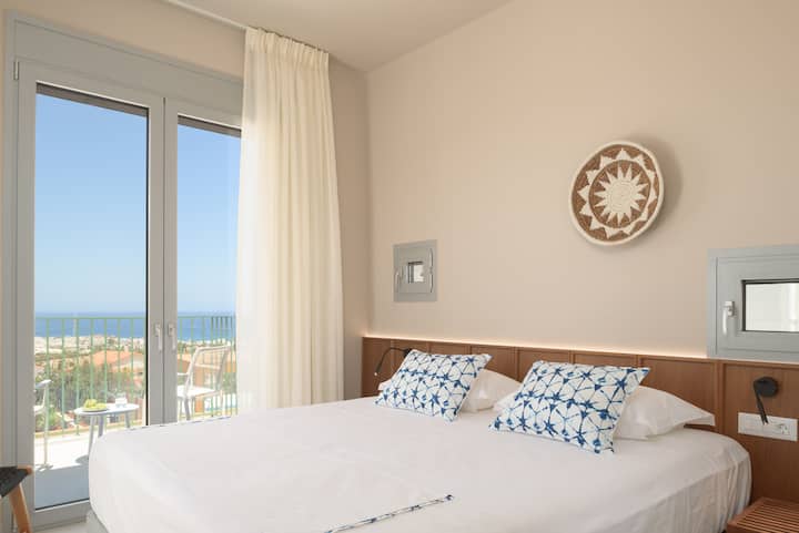 להתפנק בשינה שלווה בחדר השינה השקט הזה עם נוף לים בקומה הראשונה.