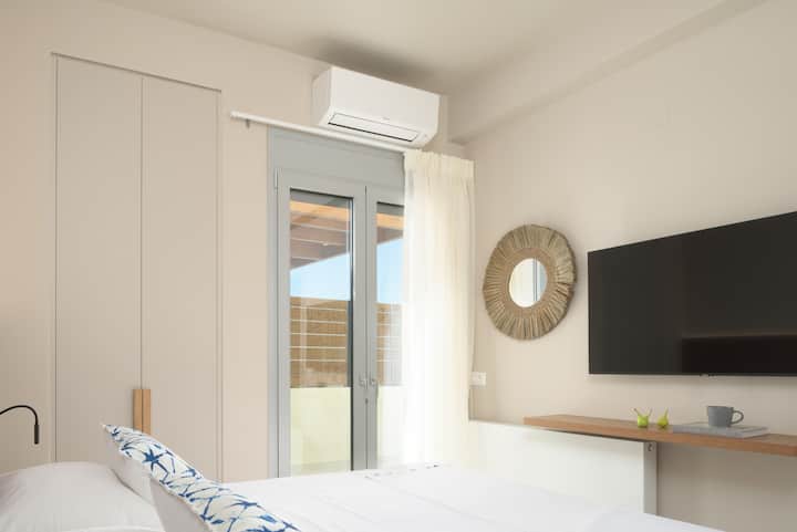 להתבודד במקלט השלו שלכם עם מיטת קינג סייז בקומת הקרקע.