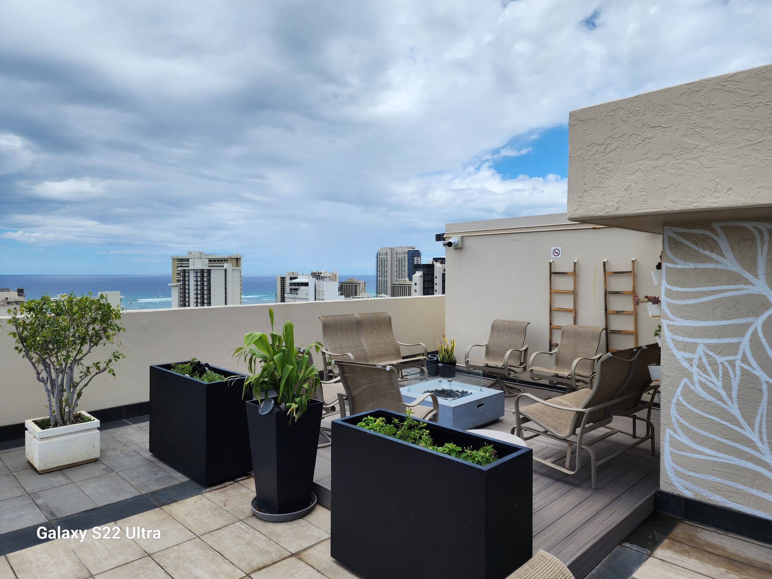 Condo in Honolulu · ★4.89 · Studio · 1 bed · 1 private bath - Image 18