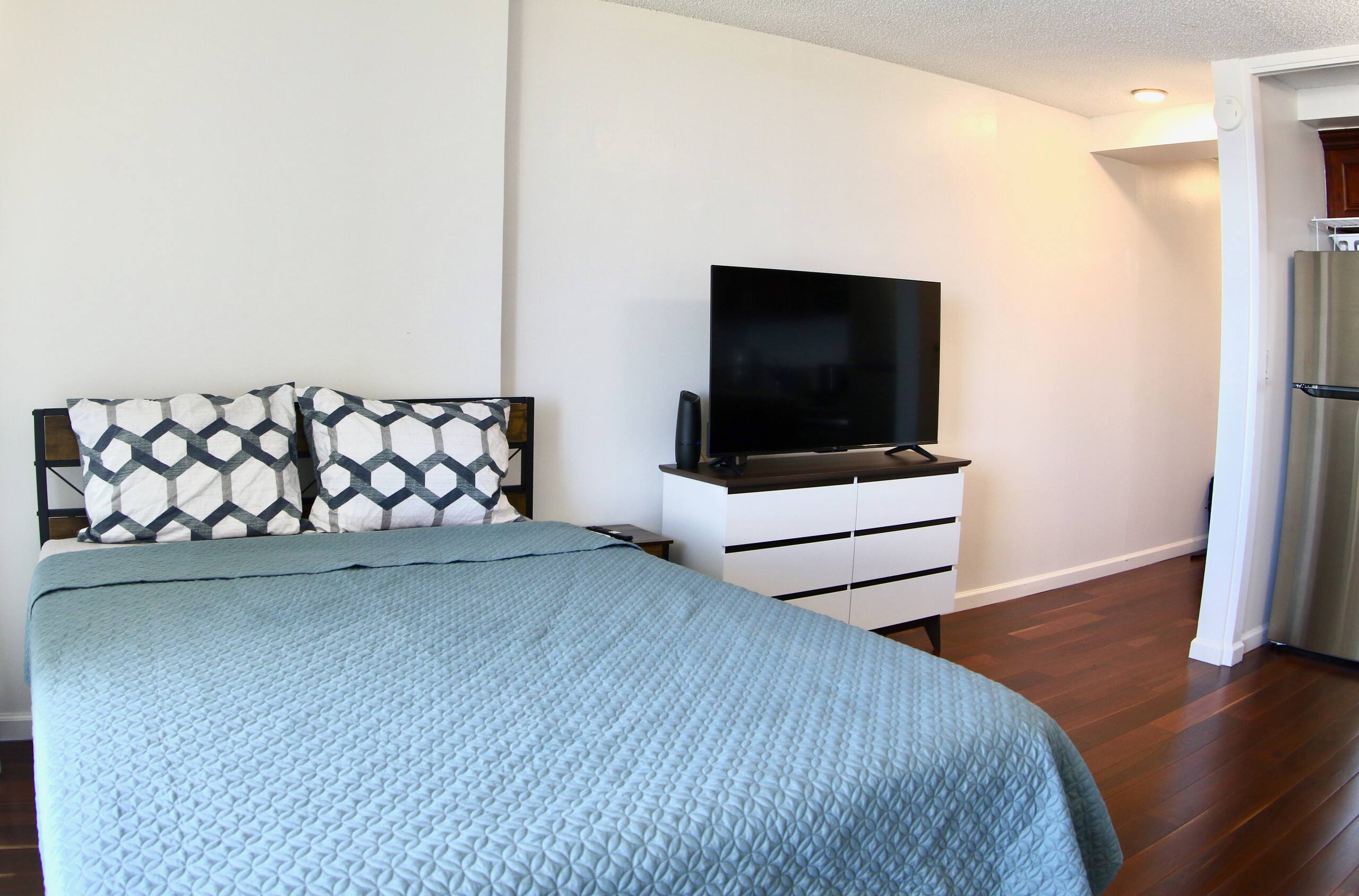 Condo in Honolulu · ★4.89 · Studio · 1 bed · 1 private bath - Image 7