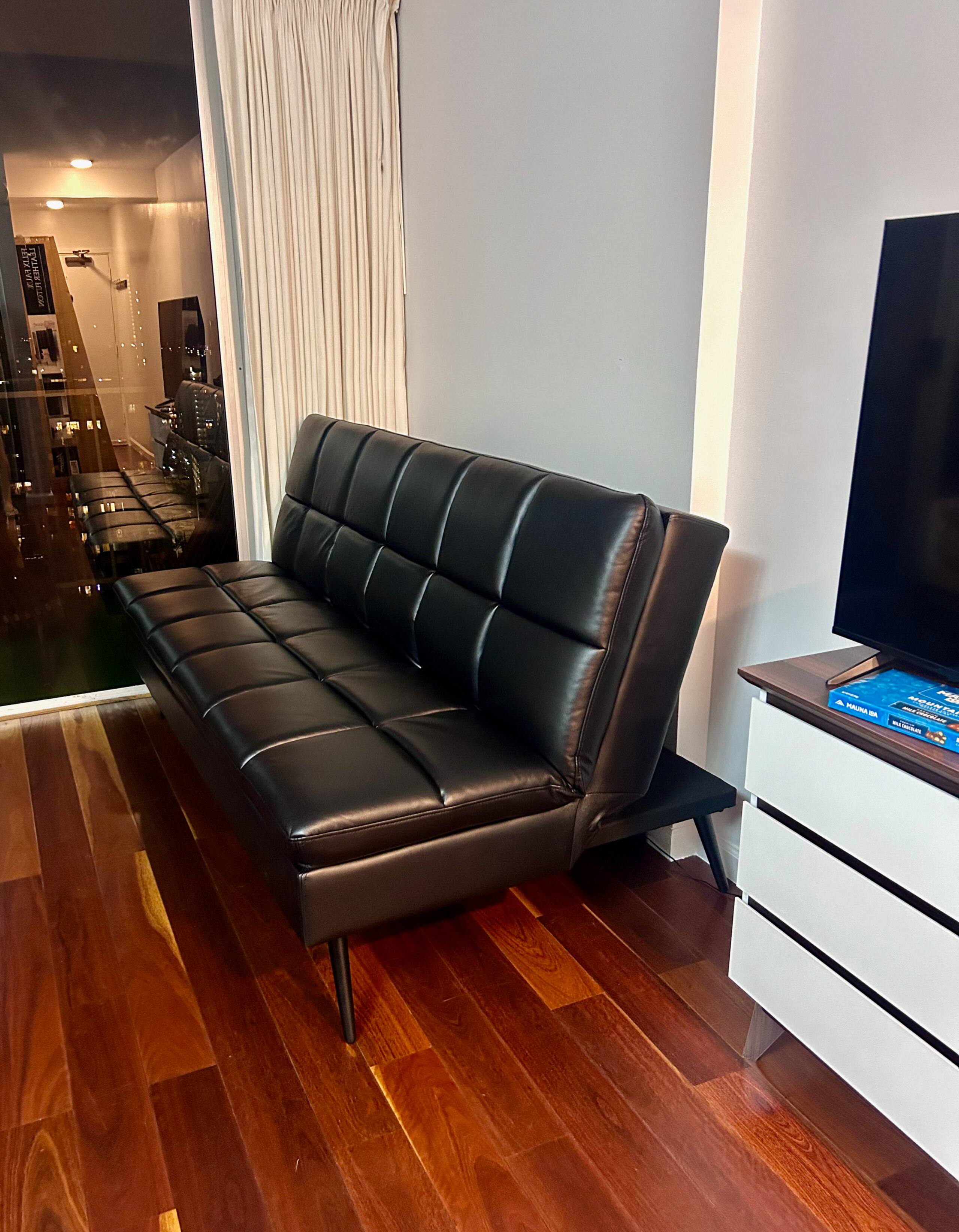 Condo in Honolulu · ★4.89 · Studio · 1 bed · 1 private bath - Image 5