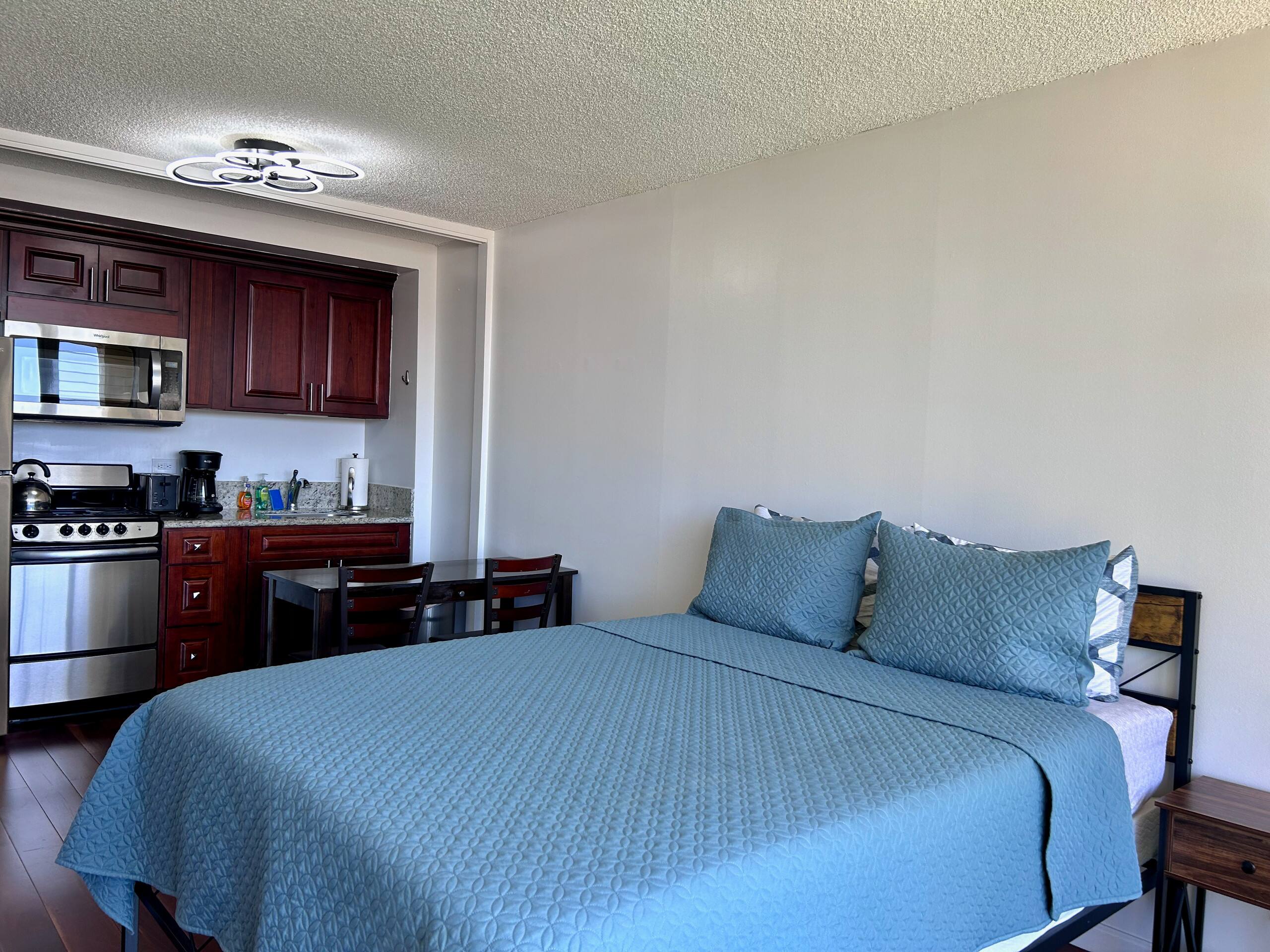 Condo in Honolulu · ★4.89 · Studio · 1 bed · 1 private bath - Image 4