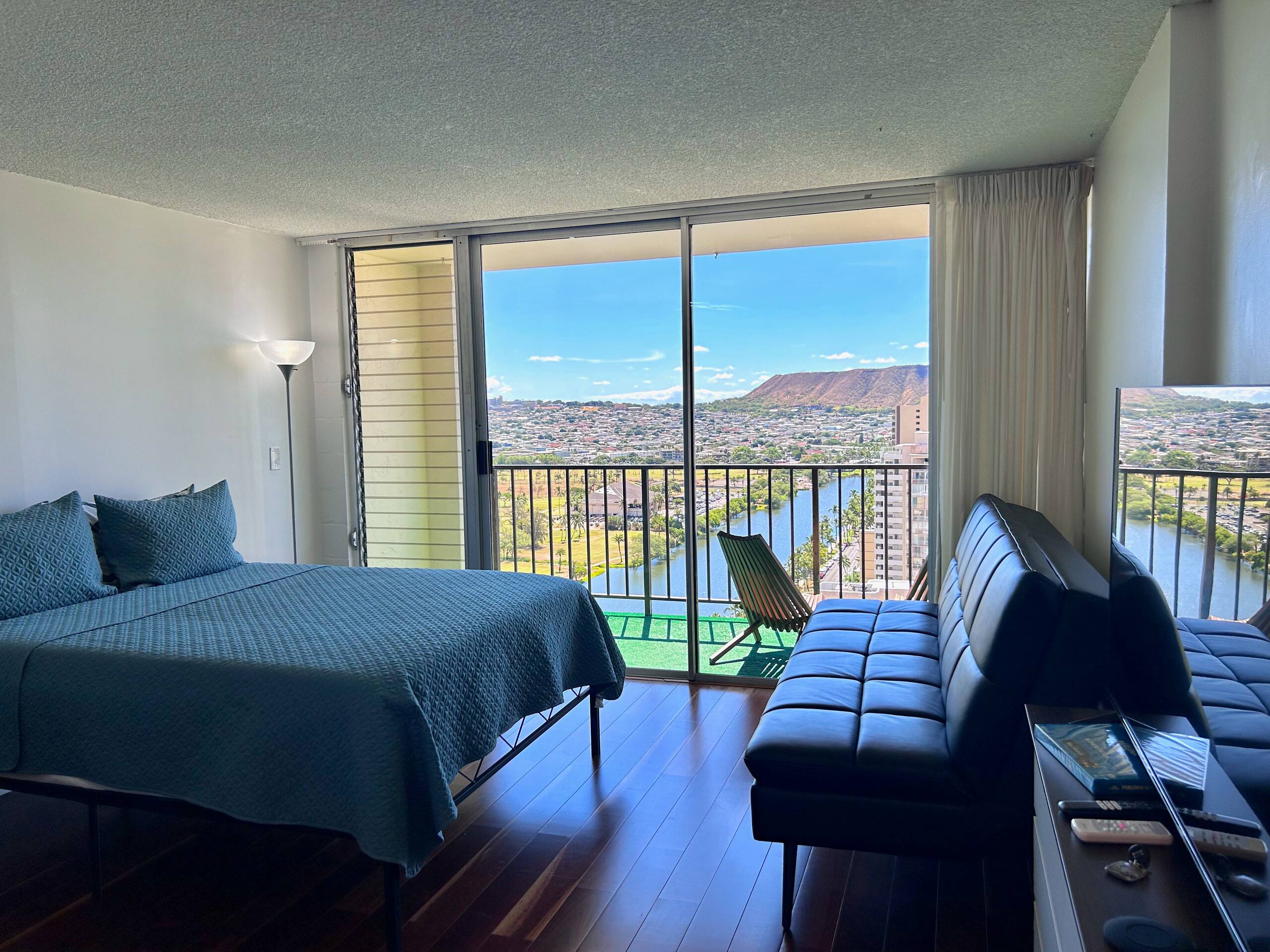 Condo in Honolulu · ★4.89 · Studio · 1 bed · 1 private bath - Image 2