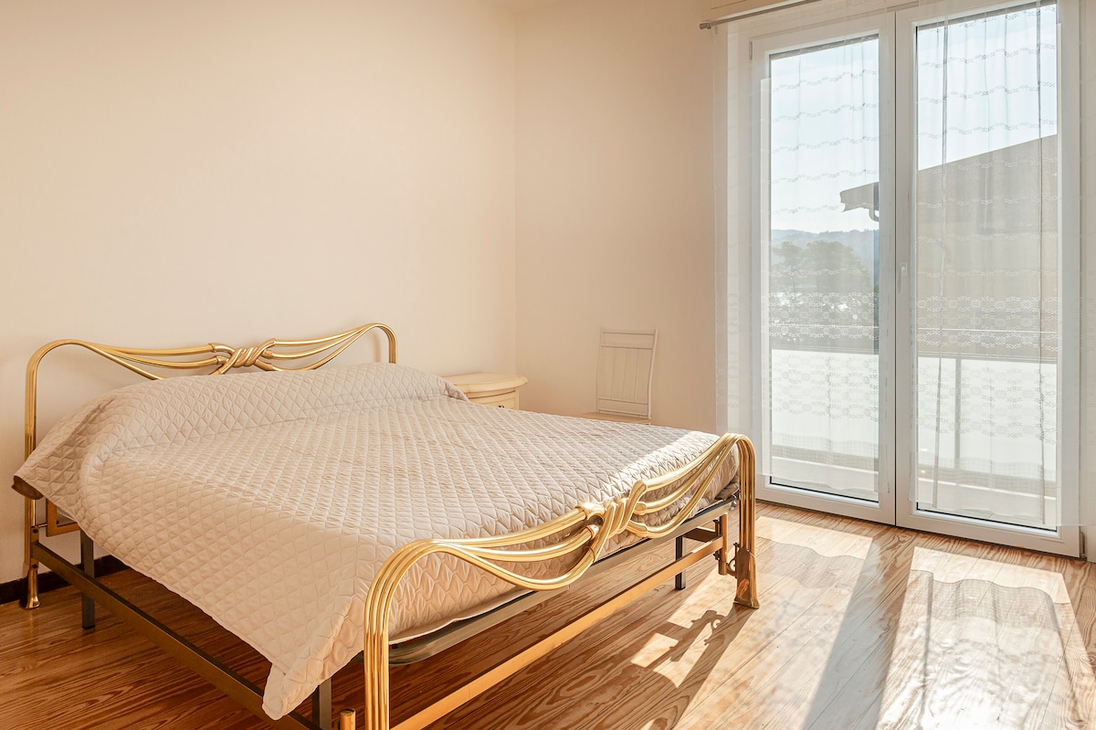 Dhomë gjumi dopio me ballkon privat dhe pamje nga liqeni Orta.