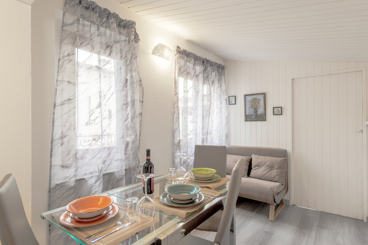 Top Airbnb: Santa Croce Suite with Terrace for 3, Wi-Fi & A/C in Firenze