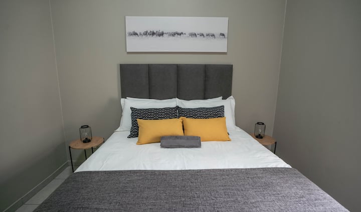 Cómoda cama tamaño queen.