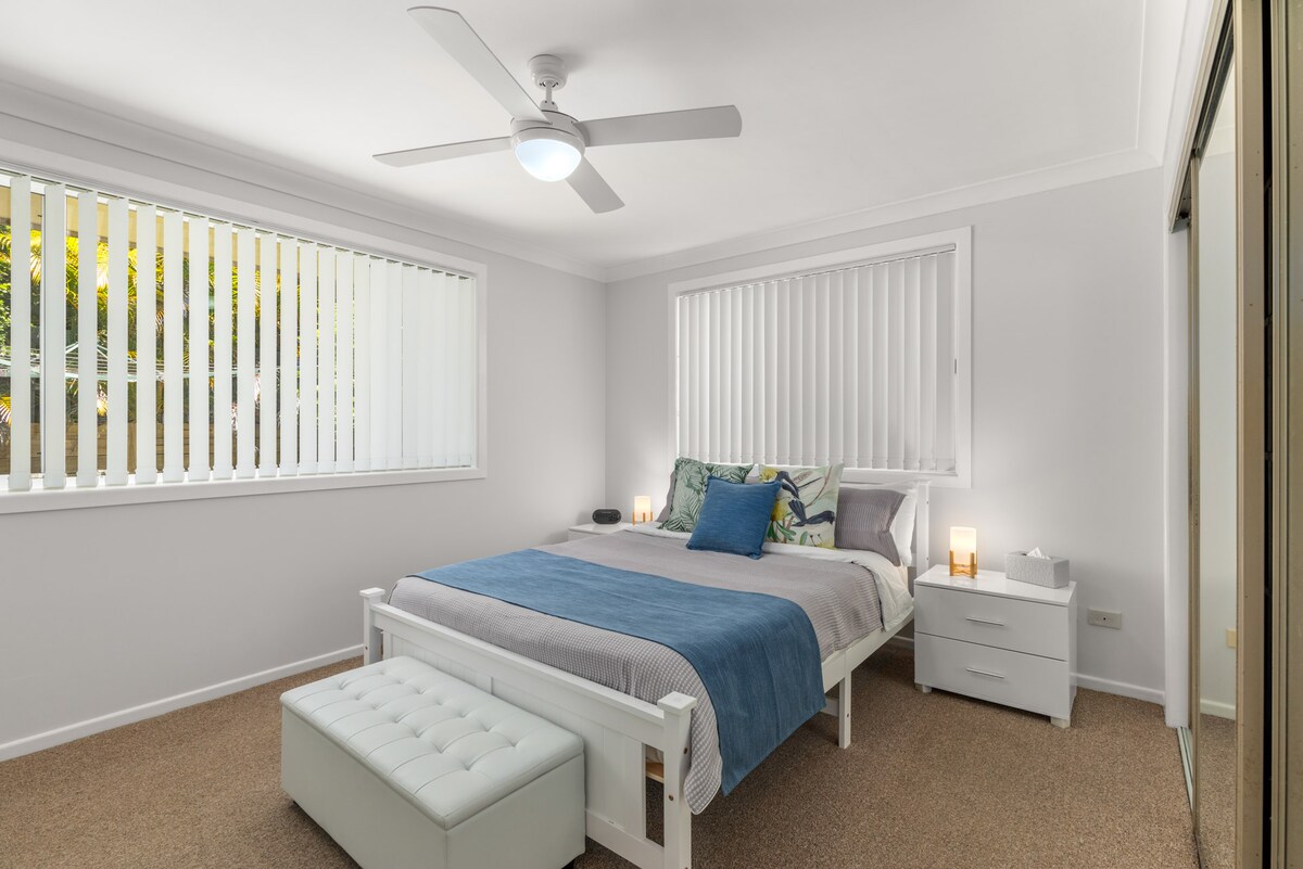 ห้องนอนที่ 1 - ห้องนอนหลัก - มีเตียงขนาดควีนไซส์พร้อมผ้าปูที่นอนพัดลมเพดานและตู้เสื้อผ้าพร้อมลิ้นชักกว้างขวาง 