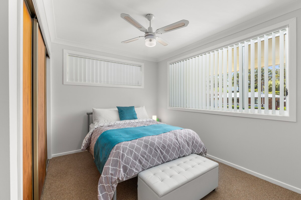 ห้องนอน 3 – ตกแต่งด้วยเตียงคู่และผ้าปูที่นอนห้องนี้รองรับผู้เข้าพักได้ 1 -2 คนอย่างสะดวกสบายพร้อมพัดลมเพดานและตู้เสื้อผ้ากว้างขวาง 