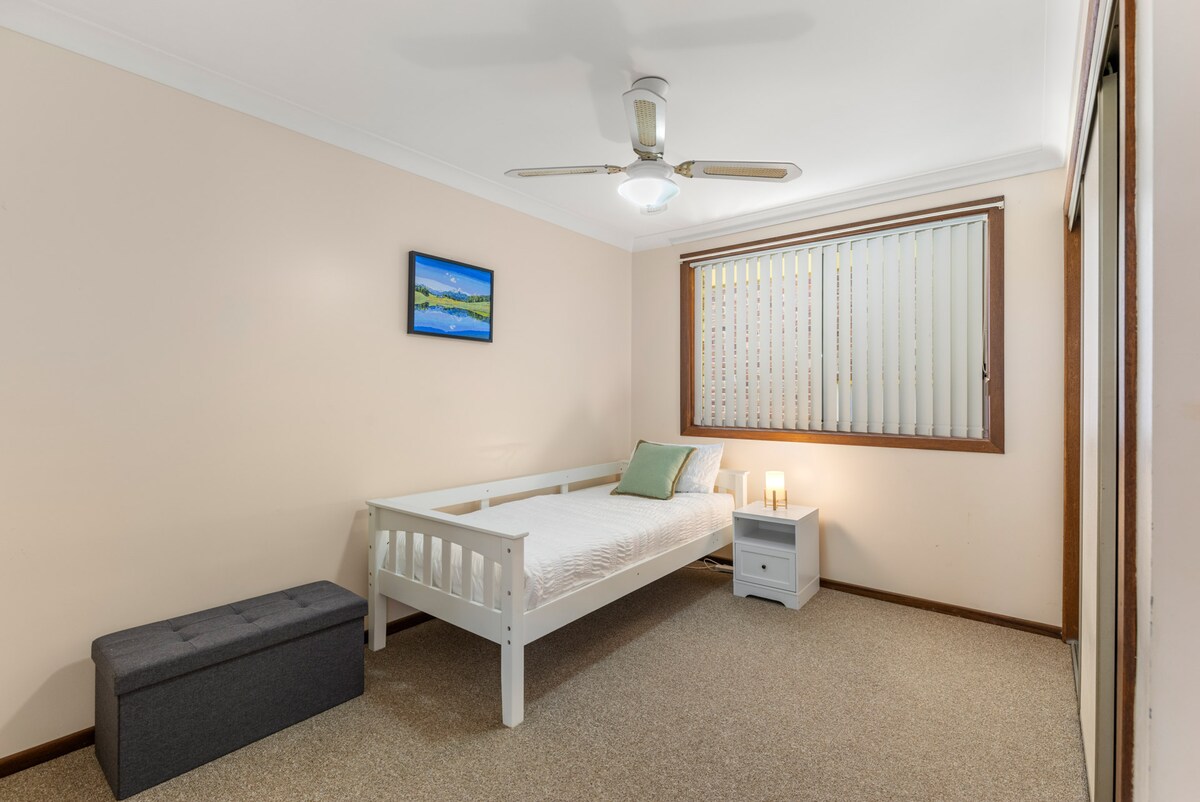 ห้องนอน 2 - มีเตียงขนาดเดียวผ้าปูที่นอนพัดลมเพดานและตู้เสื้อผ้าที่มีพื้นที่แขวนมากมาย มีเตียงแบบพกพาพร้อมอุปกรณ์เสริมสำหรับเด็กและเก้าอี้ทานข้าวเด็กให้ตามคำขอ  โปรด BYO ผ้าปูที่นอนของคุณเองสำหรับ porta-cot/bassinet