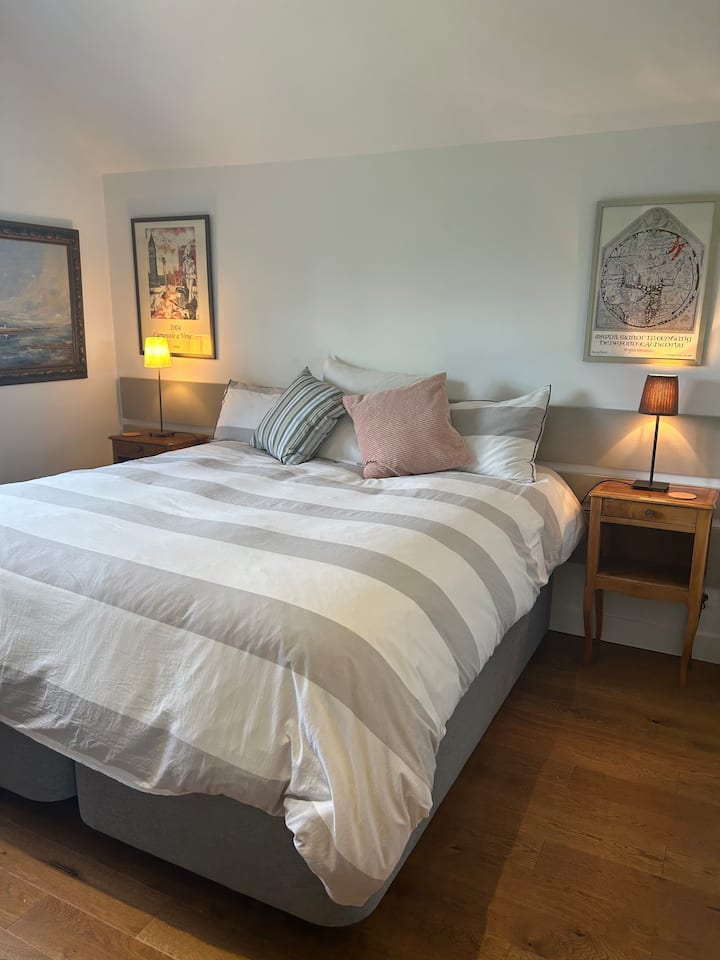 Velika soba s iznimno velikim krevetom . 
Ako je potrebno, ova se soba može prenamijeniti u 2 kreveta za jednu osobu.
Komoda s ladicama.
Noćni ormarići, svjetiljke i USB punjači.
Pogled na sjeverno i istočno od sela Garos na brdu.