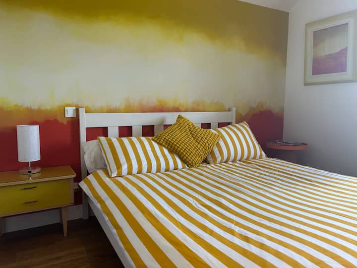 Dvokrevetna soba s bračnim krevetom i pogledom na polja i selo u daljini. Dovoljno prostora za dječji krevetić.
Veliki ormar s ladicama i policama.
Noćni ormarići, svjetiljke i utičnice.