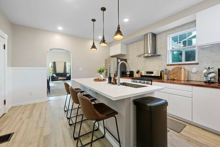 Perfect location-Short North home HUGE4-car garage gallery image 3