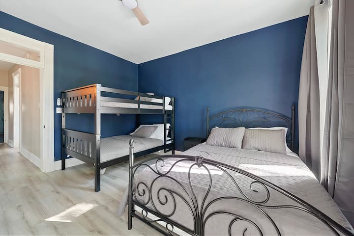 เตียงควีนไซส์
เตียงสองชั้นเต็มรูปแบบ
ทีวีขนาด 55 นิ้ว