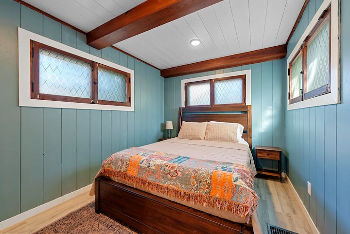 ห้องนอนชั้น 1 พร้อมเตียงควีนไซส์