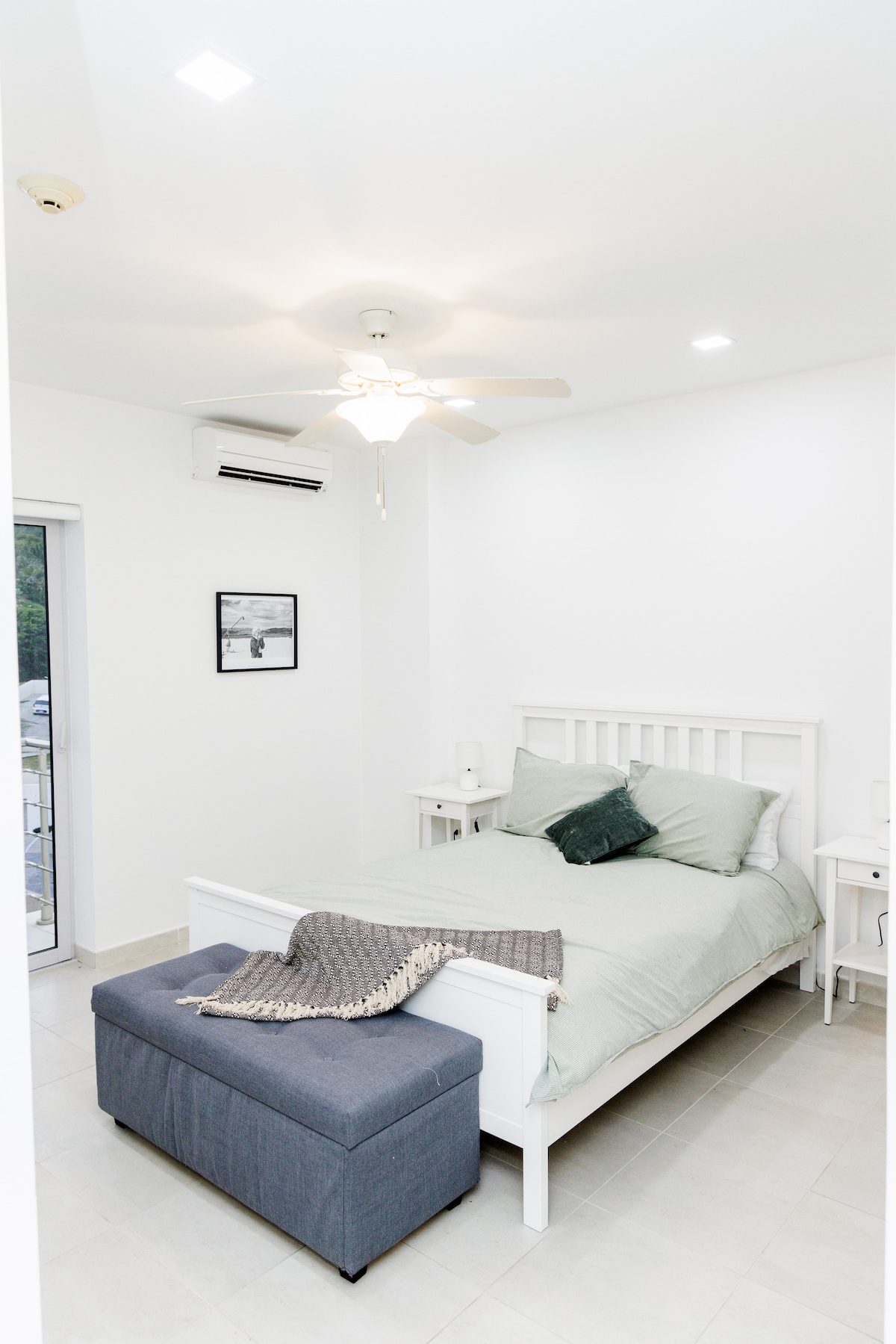 Მე-3 საძინებელში არის ორადგილიანი საწოლი, სათავსო, A/C და აივანზე გასასვლელი.