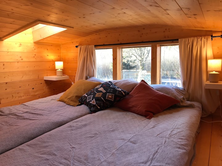 Sypialnia to dwa wygodne materace które mogą tworzyć zarówno  jedno mega duże łoże ,bądź dwa pojedyncze miejsca do spania 