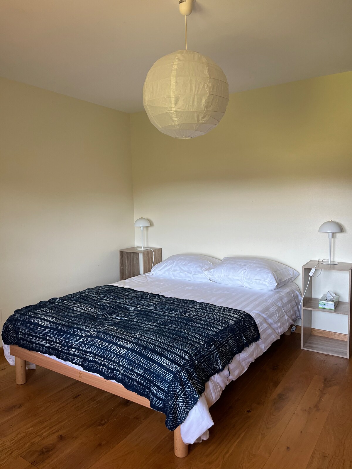 מיטת קווין סייז, מלתחה מהמאה ה -19. נופים מרהיבים של כרי הדשא וההרים. 