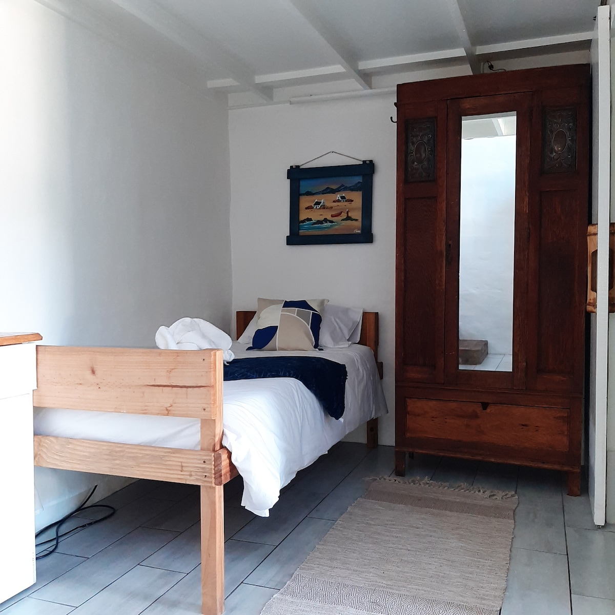 سرير مقابل للحمام. غرفة غير مغلقة