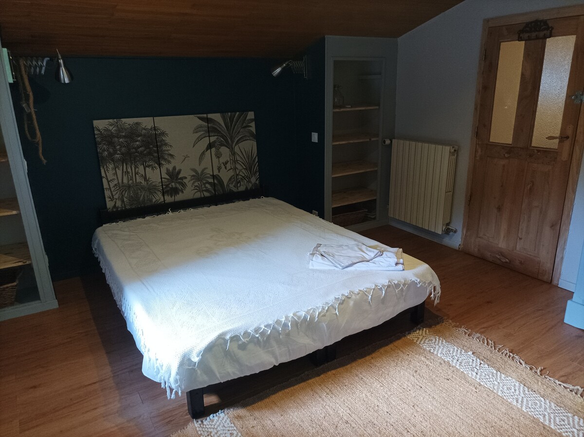 Главната спална соба е на горниот кат. Просторно е и инспирира спокојство. 