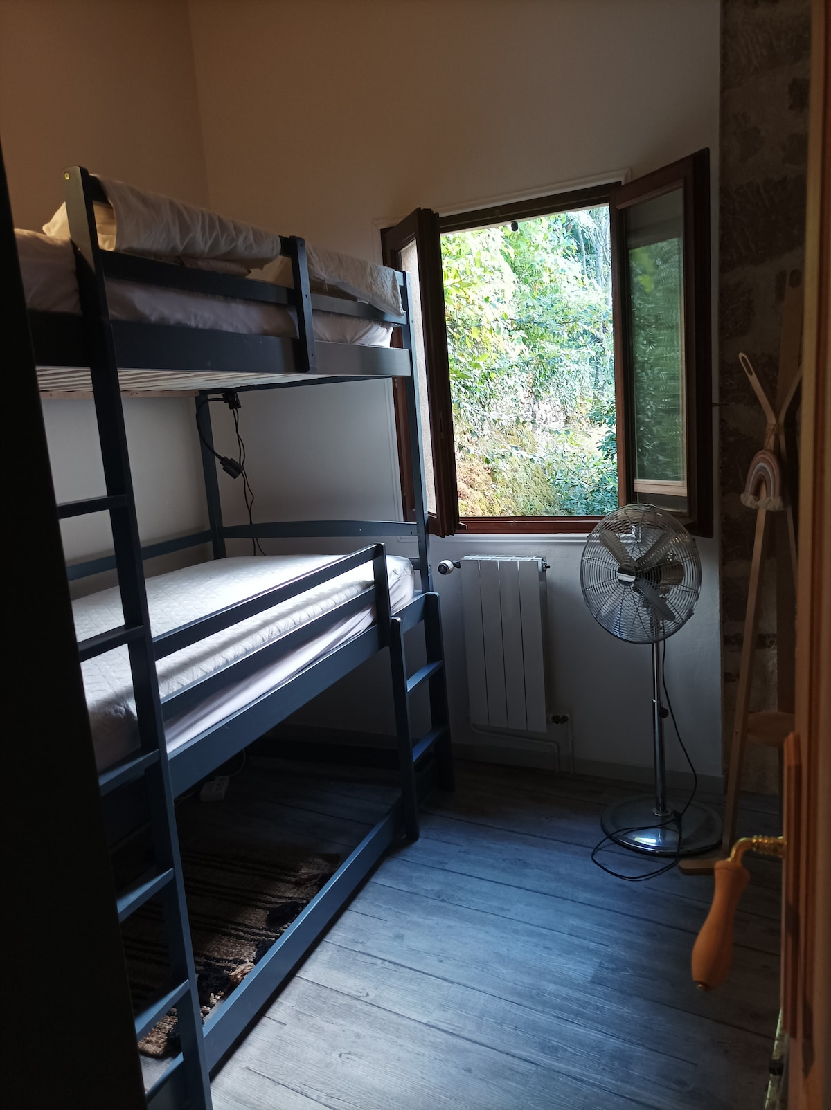 Детската соба е горе и спие 2 деца/тинејџери во кревет на спрат. 