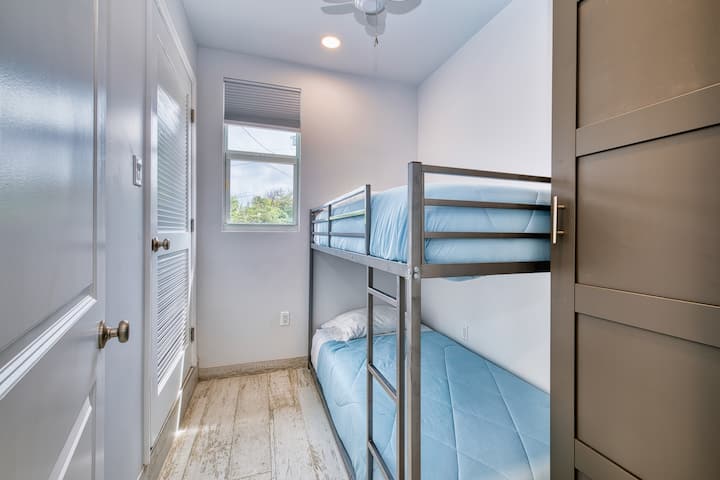 Twin Bunkbed in Eastern Cottage