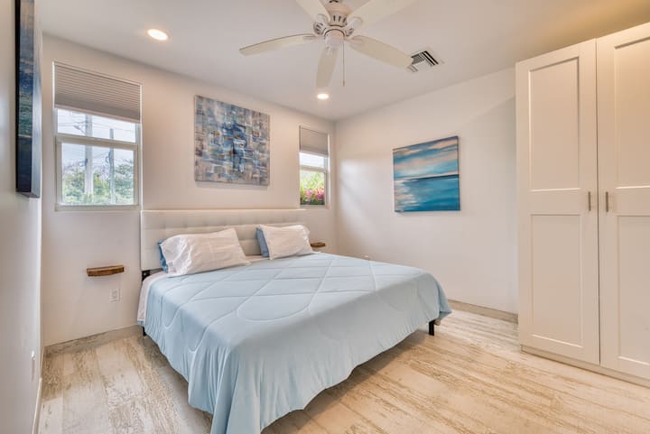 King Bed in Eastern Cottage