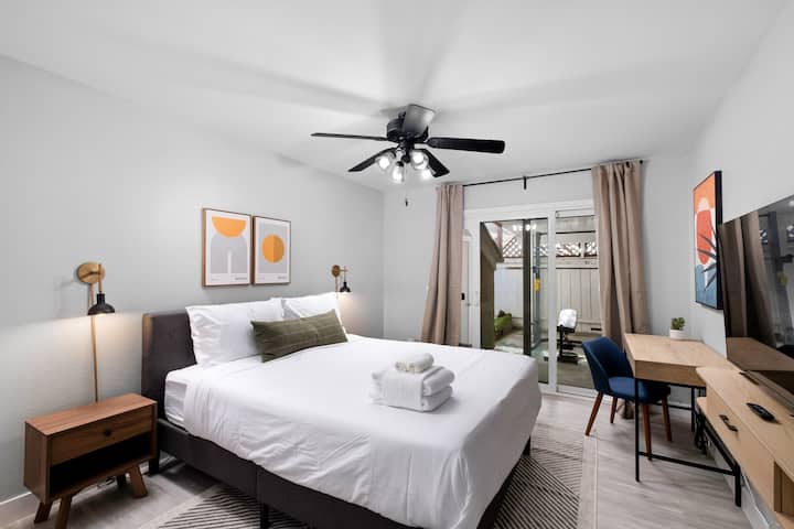 Во спалната соба 2 има удобен брачен кревет (широк 150-179 см), телевизор на ѕид, погодно биро за работа или учење и лизгачки врати кои водат до приватен поплочен двор.