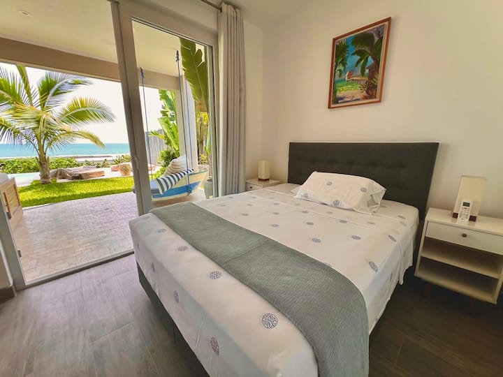 DHOMA E GJUMIT 4 (pishinë)
Ka një krevat dopio "Queen", A/C dhe një pamje të bukur të plazhit