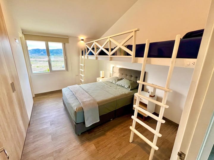 DHOMË FAMILJARE 2
Me krevat të madh dopio "queen" dhe 2 krevate të gjatë për djemtë.