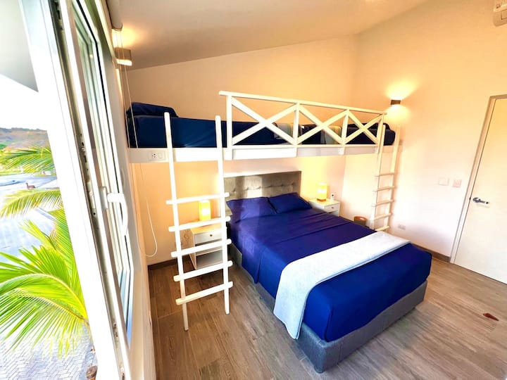 DHOMË FAMILJARE 3 
A/C, krevat dopio "Queen" me çarçafë me 800 fije dhe 2 krevate të lartë për djemtë.