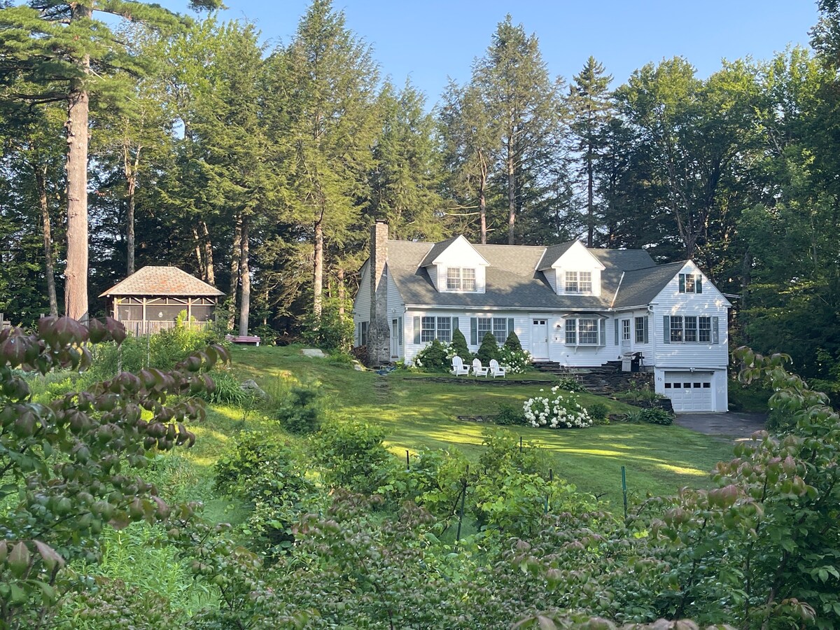 Western MA quiet with BBQ's, WiFi, pond & kayaks Houses for Rent in