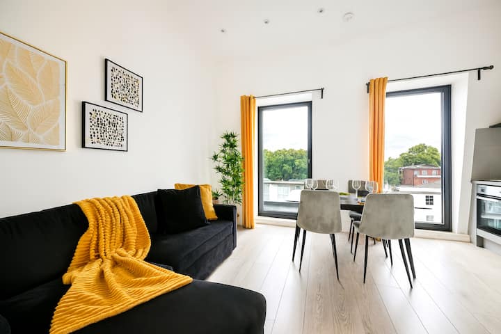  Sebule angavu iliyo na sofa ya kifahari na taa ya asili yenye joto-kamilifu kwa ajili ya kupumzika baada ya kuchunguza jiji.