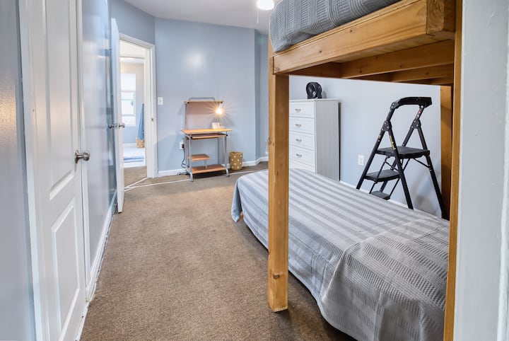 تحتوي غرفة النوم 2 على سرير منصة مخصص مع مرتبة مزدوجة XL وسرير مزدوج ومكتب عمل/دراسة مخصص مع مصباح وكرسي مكتب.  حافظ على البرودة/الدفء مع السقف/المراوح المحمولة/المدفأة. حافظ على تصرف مشمس من كوة السقف.