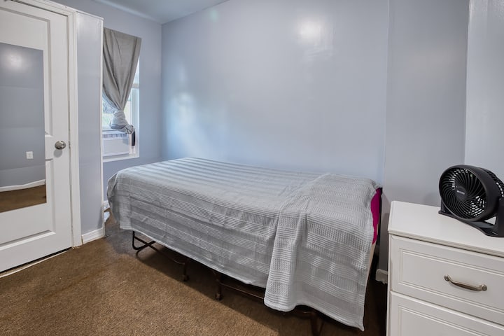 تقع غرفة النوم 3 في الجزء الخلفي من المنزل، وهي مكان رائع للهروب إليه إذا كنت بحاجة فقط إلى بعض الوقت.  ويشمل مكيف هواء ومروحة أو مدفأة محمولة وظلال وستائر مظلمة للغرفة وخزانة مع مكنسة كهربائية وخزانة ملابس. 