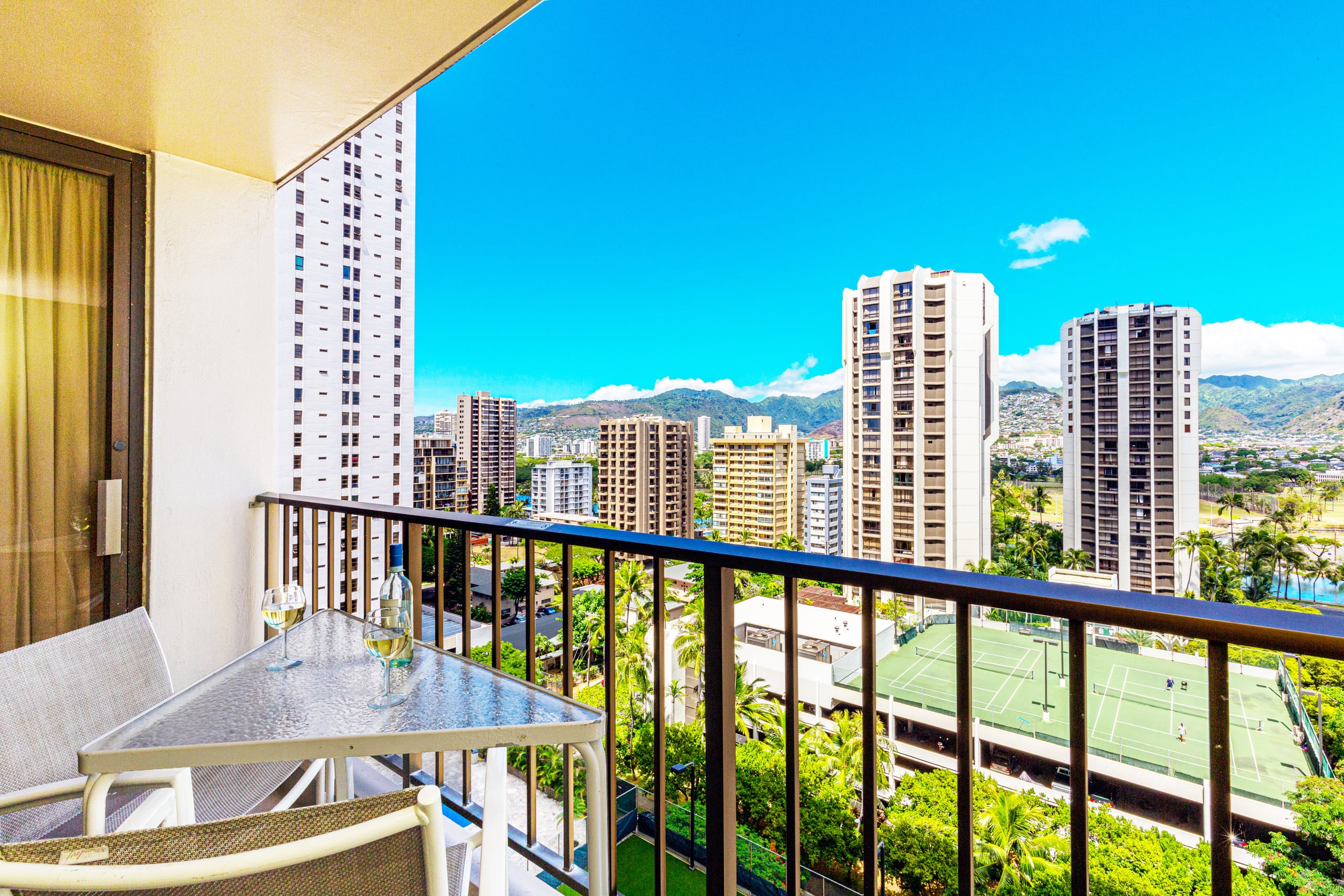 Condo in Honolulu · ★4.29 · 1 bedroom · 2 beds · 1 private bath - Image 13