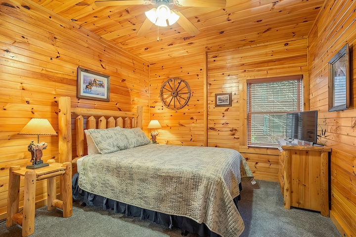 חדר השינה בקומה התחתונה כולל טלוויזיה ושולחן. יש חדר אמבטיה ליד חדר השינה. 