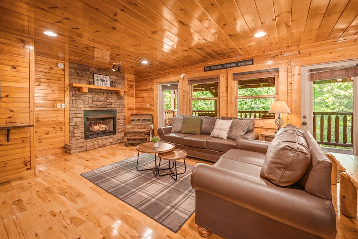 Game Room + Hot Tub • Sleeps 14 • Easy Roads! - Gatlinburg