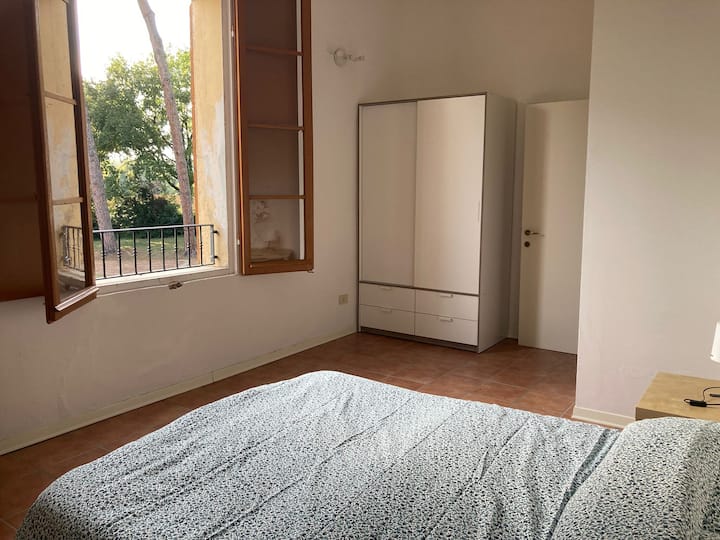Spálňa na poschodí, 15 metrov štvorcových, s manželskou posteľou, vybavená šatníkom, nočnými stolíkmi, komodou. 