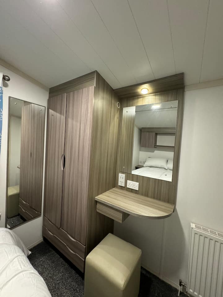 Hifadhi imepangwa! Fungua kifurushi, tundika vazi lako na upumzike! 
