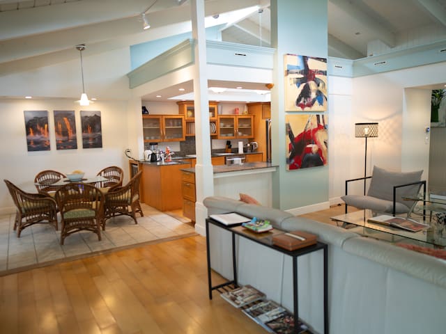 Steps to Beaches, 2 King Suites, Private Pool, AC