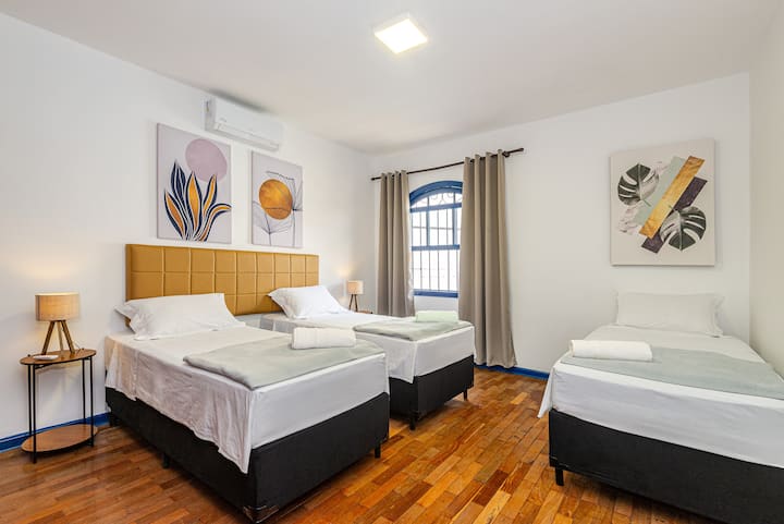 Izba s 3 samostatnými lôžkami, z ktorých 2 môžu byť premenené na manželskú posteľ. Nové matrace Ortobom a teplá/studená klimatizácia. Zelo Alexandre Herchcovitch Bedding Game. Štandardné hotelové osušky Okno s výhľadom do záhrady.