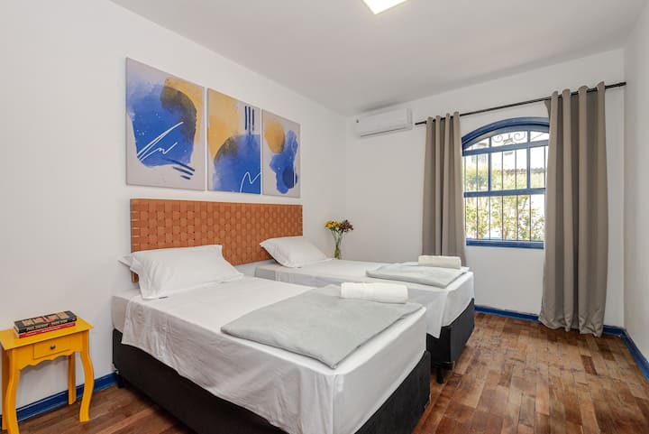 Izba s manželskou posteľou King, ktorú možno premeniť na 2 jednolôžka. Nové matrace Ortobom a teplá/studená klimatizácia. Bed Game Zeal by Alexandre Herchcovitch. Štandardné hotelové osušky Okno s výhľadom do záhrady.