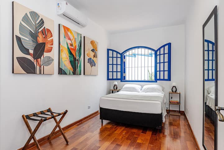 Spálňa s jednou dvojlôžkom. Nové matrace Ortobom a teplá/studená klimatizácia. Bed Game Zeal by Alexandre Herchcovitch. Štandardné hotelové osušky Okno s výhľadom do záhrady.