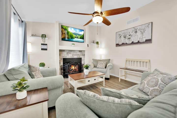 Cozy Home Near Freeway! Late Check-out. Rv Parking - Las Vegas, NV