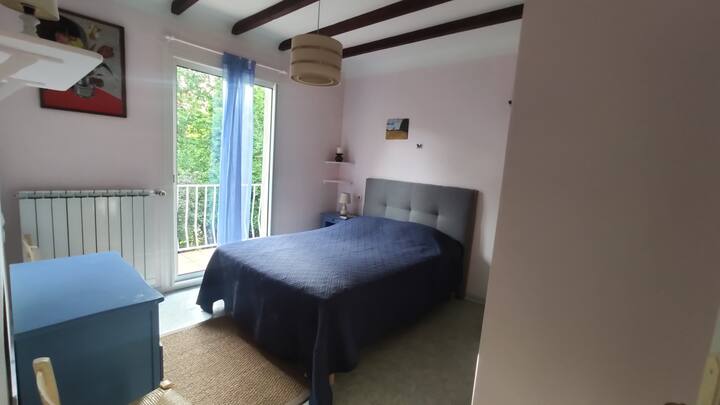 Chambre avec accès sur balcon et vue sur jardin et rivière