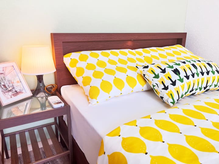 זוהי מיטה זוגית קטנה בגודל 120 ס"מX200 ס"מ עם 35 ס"מX36 ס"מ X45 ס"מ.המיטות והמזרנים נרכשים מ - Nitori, עם מנורות ליד המיטה וג'ק טעינה, ומותג N - sleep של ניטורי.מותג איקאה נרכש על ידי כריות טלאים.בחדרים יש מיזוג אוויר.