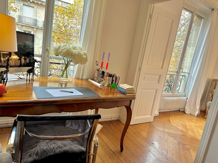 Utsikt över Eiffeltornet.
Arbetsområde, mycket ljust.
Lyxigt skåpbord och designerstol.
Ole TV
Apple TV och musik
Wi-Fi 
