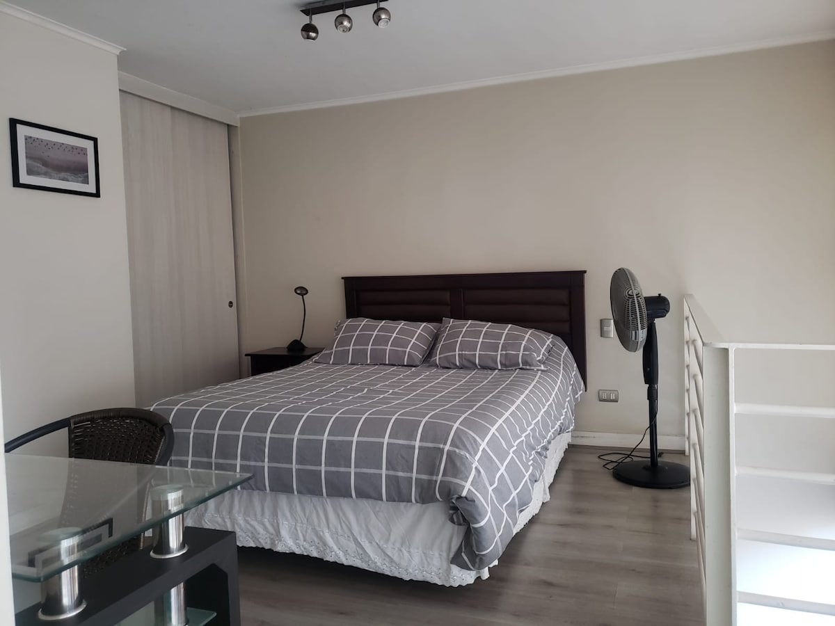 غرفة مريحة في الطابق الثاني مع حمام داخلي وخزانة ومحطة عمل وتلفزيون كبير ومروحة. ملاذك المثالي في انتظارك!