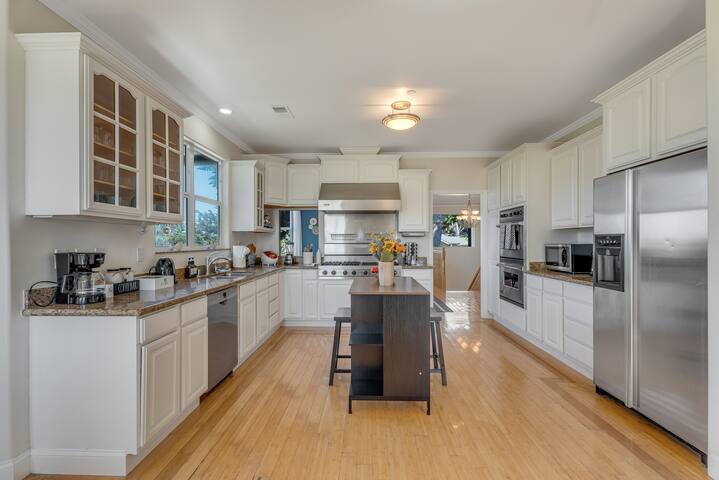 Fun 5BR Coastal Retreat w/ Pool Table/Arcade/Darts gallery image 5